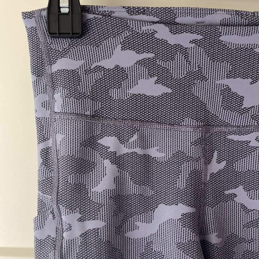 ATHLETA Ultimate Stash Pocket Texture Camo Capri